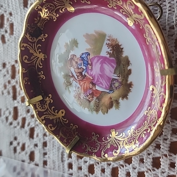 Vintage Decorative Plate with Romantic Scene - Picture 5 of 5